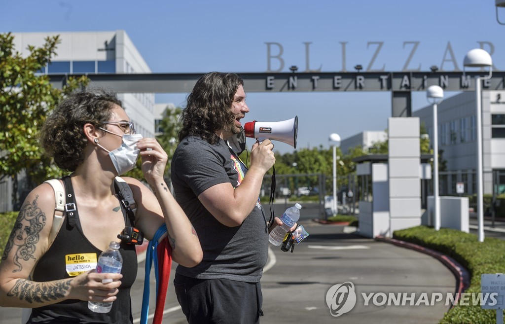 성차별 항의 시위하는 블리자드 직원들