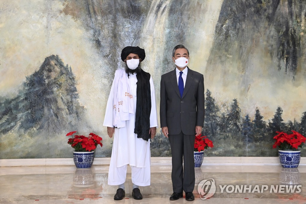 (Li Ran/Xinhua via AP, File) 탈레반 2인자 물라 압둘 가니 바라다르(좌측)와 왕이 중국 외교 담당 국무위원(우측)