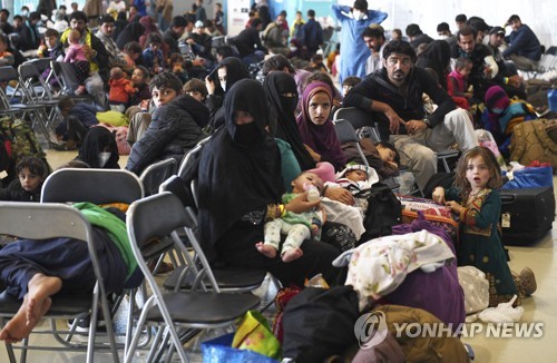 독일 람슈타인 미 공군기지에서 대기 중인 아프가니스탄 난민들