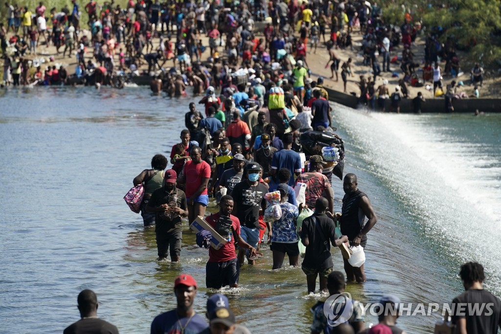 17일(현지시간) 멕시코에서 미국으로 강 건너는 아이티인들