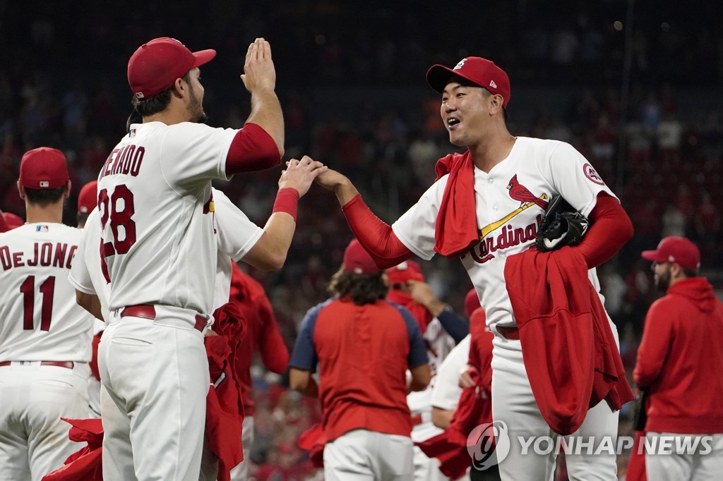 In this Associated Press file photo from Sept. 28, 2021, Kim Kwang-hyun (R) and Nolan Arenado of the St. Louis Cardinals celebrate their 6-2 win over the Milwaukee Brewers in a Major League Baseball regular season game at Busch Stadium in St. Louis. (Yonhap)
