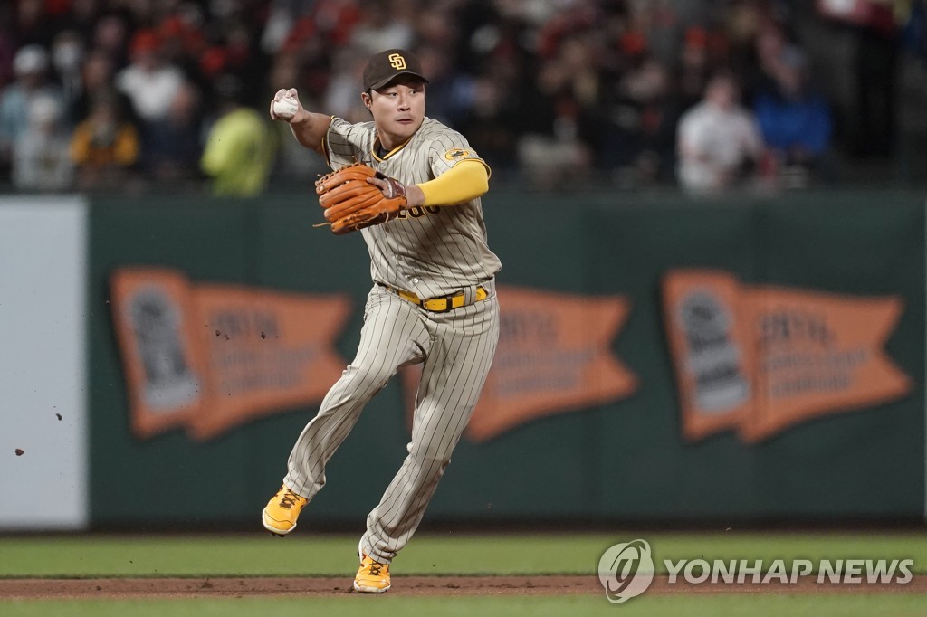 In this Associated Press photo, San Diego Padres' third baseman Kim Ha-seong makes a throw to first base against the San Francisco Giants during the bottom of the first inning of a Major League Baseball regular season game at Oracle Park in San Francisco on Oct. 1, 2021. (Yonhap)