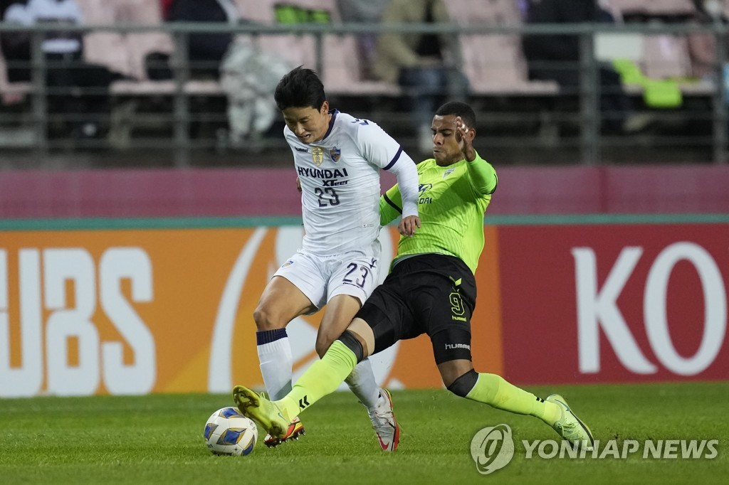 In this Associated Press photo, Kim Tae-hwan of Ulsan Hyundai FC (L) battles Gustavo of Jeonbuk Hyundai Motors for the ball during the clubs' quarterfinal match of the Asian Football Confederation Champions League at Jeonju World Cup Stadium in Jeonju, 240 kilometers south of Seoul, on Oct. 17, 2021. (Yonhap)