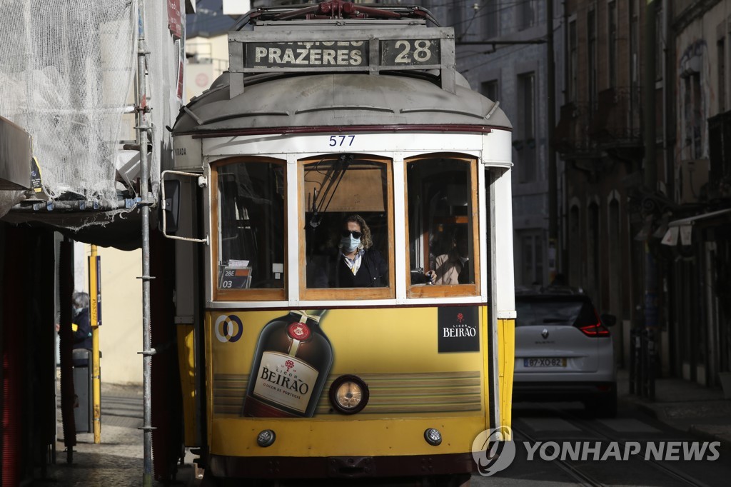 포르투갈 리스본에서 마스크 쓴 트램운전자 [AP 연합뉴스 자료사진. 재판매 및 DB 금지]