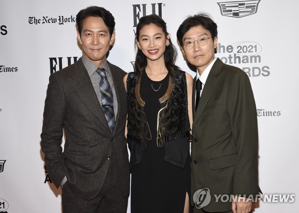 In this photo provided by the Associated Press, "Squid Game" creator Hwang Dong-hyuk (R) and actors Lee Jung-jae (L) and Jung Ho-yeon (C) pose as they arrive at the 2021 Gotham Awards at Cipriani Wall Street in New York City on Nov. 29, 2021. (Yonhap)