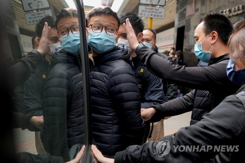 홍콩기자협회장 등 민주매체 전현직 간부 10명 체포·연행(종합)