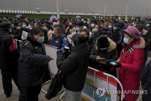 지난 1월 24일 베이징에서 코로나19 검사를 기다리는 사람들