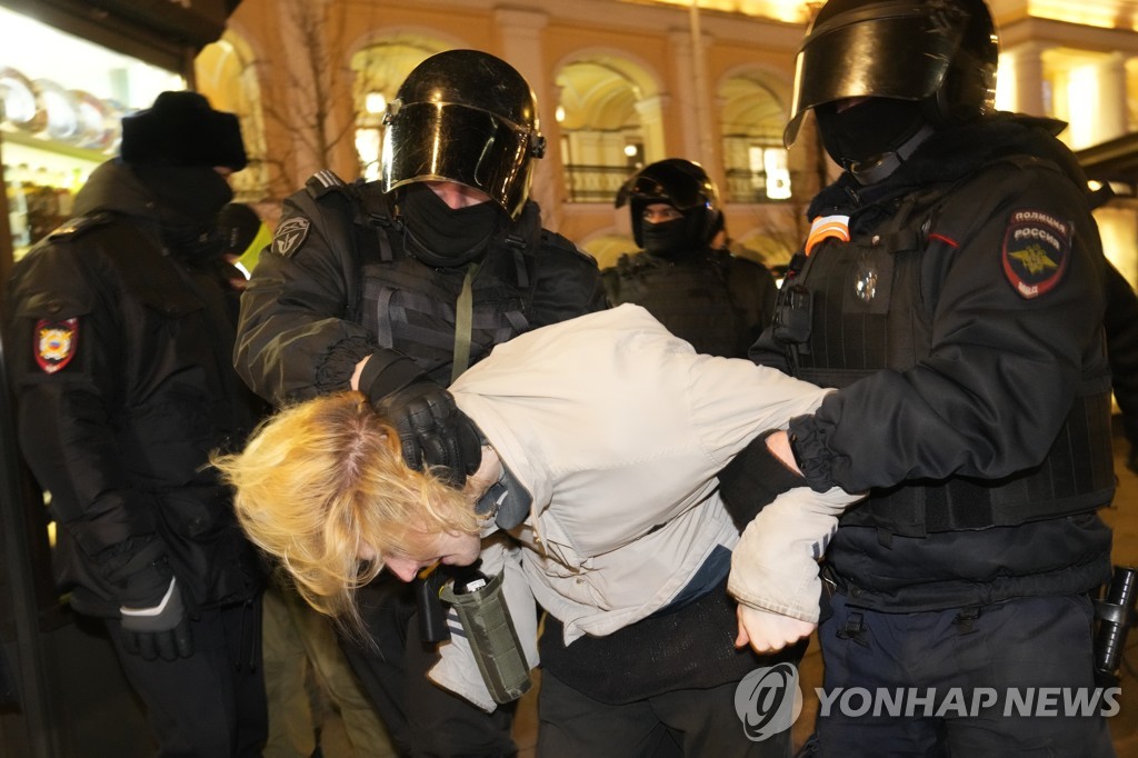 체포되는 반전 시위 참가자