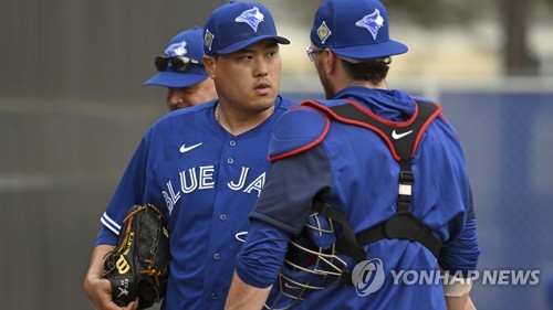 Blue Jays' Ryu Hyun-jin leaves S. Korea for spring training in Florida