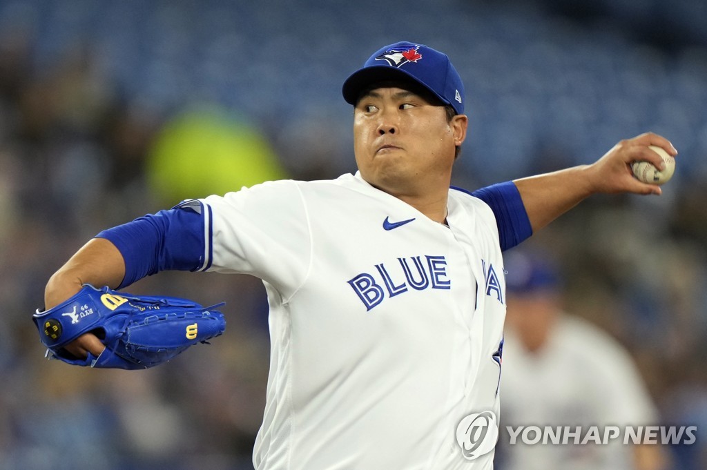 In this Canadian Press photo via the Associated Press, Ryu Hyun-jin of the Toronto Blue Jays pitches against the Texas Rangers during a Major League Baseball regular season game at Rogers Centre in Toronto on April 10, 2022. (Yonhap)