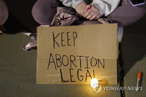 '낙태 합법화 유지' 유출된 대법원 초안에 항의하는 시위대