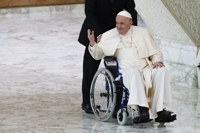 무릎 통증으로 휠체어 탄 교황, 내달 레바논 방문 연기