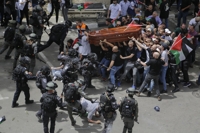 알자지라 기자 장례 행렬에 이스라엘 경찰 '몽둥이 진압'