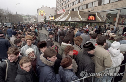 1990년 1월 31일 맥도날드 모스크바 1호점 오픈 당일날 문전성시 모습