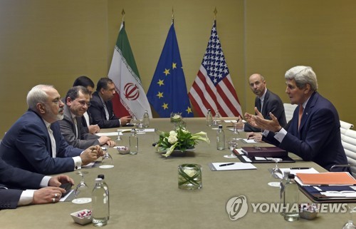 이란과 핵협상을 하는 존 케리 전 미국 국무장관(우측)