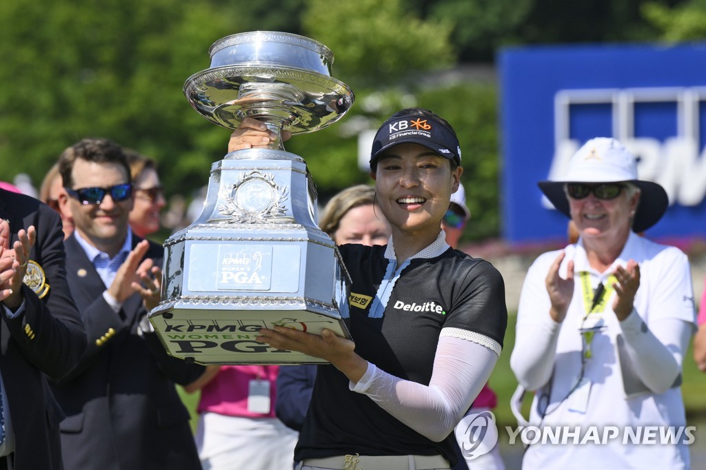 In this Associated Press photo, Chun In-gee of South Korea holds the champion's trophy after winning the KPMG Women's PGA Championship at the Congressional Country Club's Blue Course in Bethesda, Maryland, on June 26, 2022. (Yonhap)