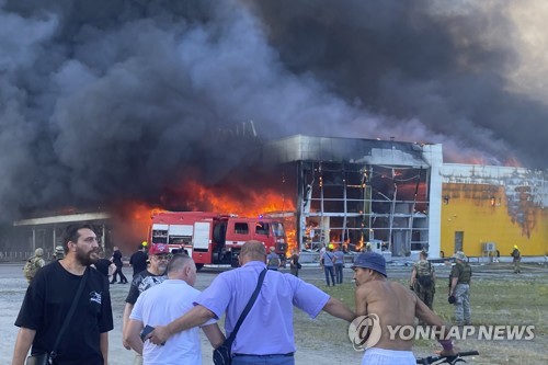 러, 전쟁 속 테러…핵전폭기 띄워 우크라 쇼핑몰 폭격