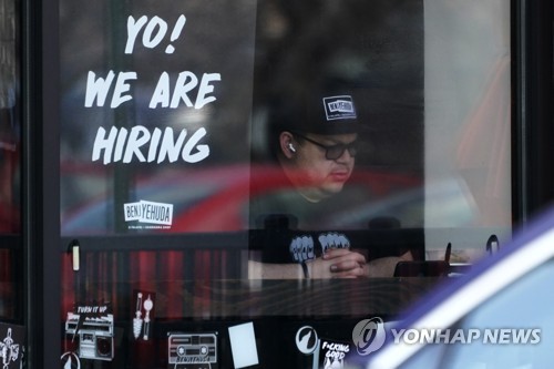 美 실업수당 청구 3주 연속 증가해 25만건…노동시장 약화 시사?