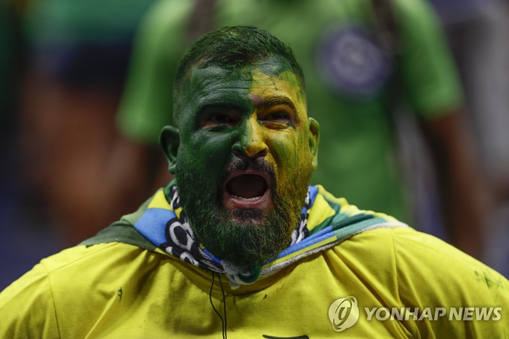 얼굴에 브라질 국기색 칠한 보우소나루 지지자