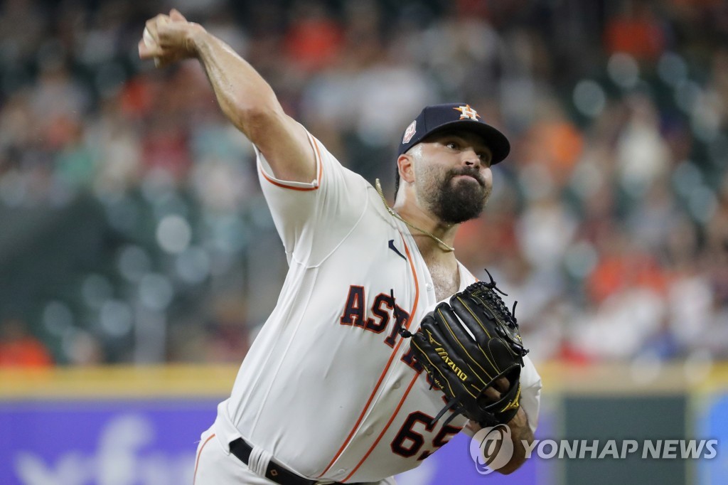 In this Associated Press photo, Jose Urquidy of the Houston Astros pitches against the Seattle Mariners during the top of the first inning of a Major League Baseball regular season game at Minute Maid Park in Houston on July 28, 2022. (Yonhap)