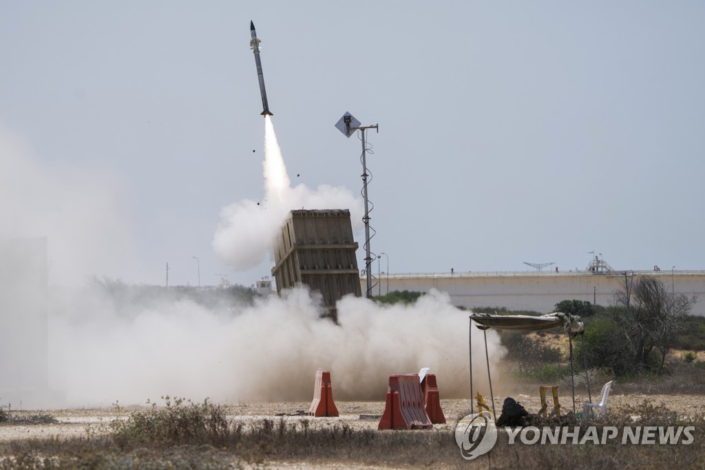 이스라엘의 저고도 방공망 아이언돔에서 발사되는 요격 미사일.