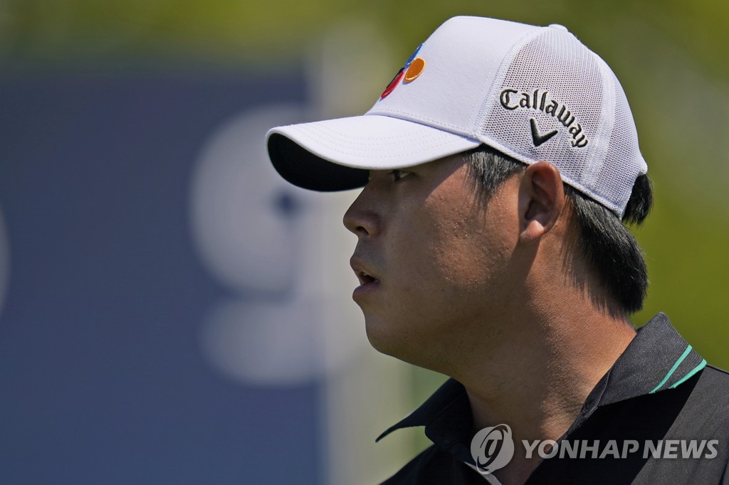 In this Associated Press file photo from Aug. 19, 2022, Kim Si-woo of South Korea walks off the ninth tee during the second round of the BMW Championship at Wilmington Country Club in Wilmington, Delaware. (Yonhap)