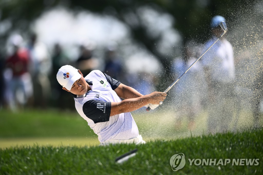 In this Associated Press photo, Kim Joo-hyung of South Korea plays a shot from a bunker on the 17th hole during the third round of the BMW Championship at Wilmington Country Club in Wilmington, Delaware, on Aug. 20, 2022. (Yonhap)