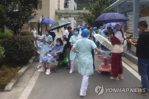 (신화=연합뉴스) 지난 5일 중국 쓰촨성에서 지진이 발생하자 스몐현의 인민병원이 환자들을 안전한 곳으로 대피시키는 모습. 2022.9.7. 