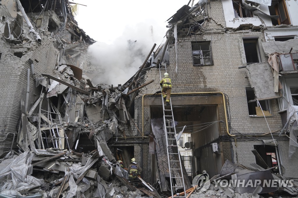 러시아 공격으로 무너진 하르키우 건물
