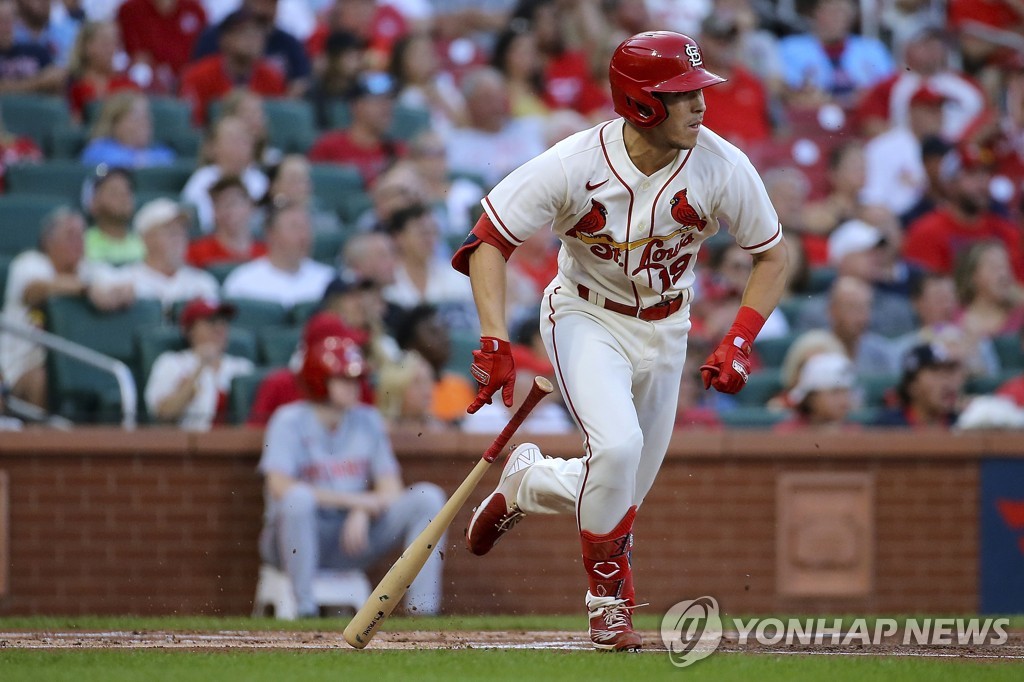 In this Associated Press photo, Tommy Edman of the St. Louis Cardinals runs to first on a single against the Cincinnati Reds during the bottom of the first inning of a Major League Baseball regular season game at Busch Stadium in St. Louis on Sept. 17, 2022. (Yonhap)