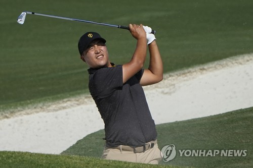 In this Associated Press photo, Lee Kyoung-hoon of South Korea hits a shot on the fifth hole during a practice round for the Presidents Cup at Quail Hollow Club in Charlotte, North Carolina, on Sept. 20, 2022. (Yonhap)