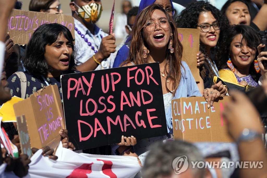 COP27 행사장에서 '손실과 피해' 보상하라고 촉구하는 기후 운동가들.