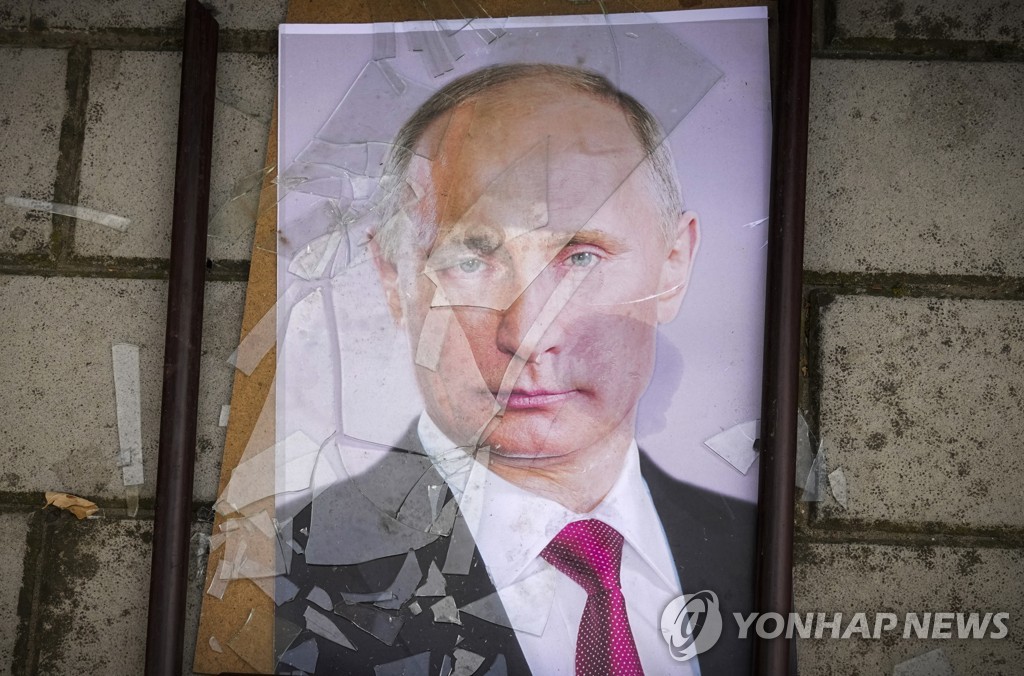 우크라 헤르손 점령지에서 발견된 블라디미르 푸틴 러시아 대통령의 초상