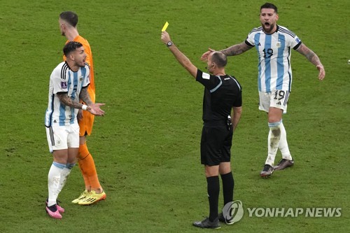 옐로카드를 꺼내든 주심