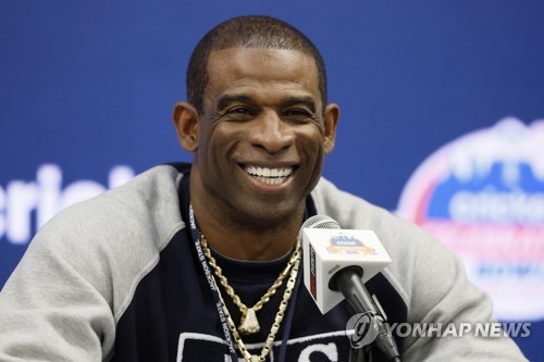 NFL과 MLB를 넘나들며 만능선수로 활약한 샌더스 