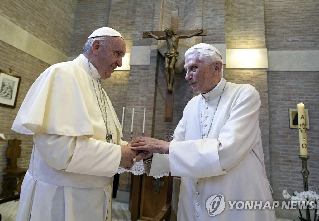 2017년 프란치스코 교황(왼쪽)과 베네딕토 16세 전 교황의 모습