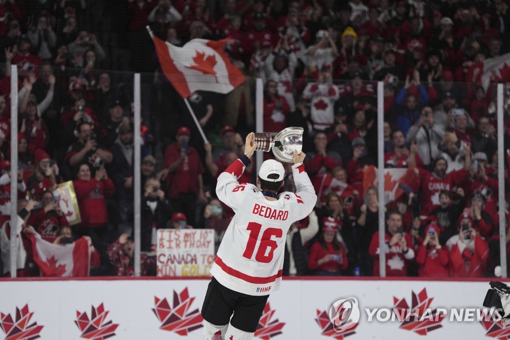캐나다 팬들에게 트로피를 들어 보이는 코너 베다드