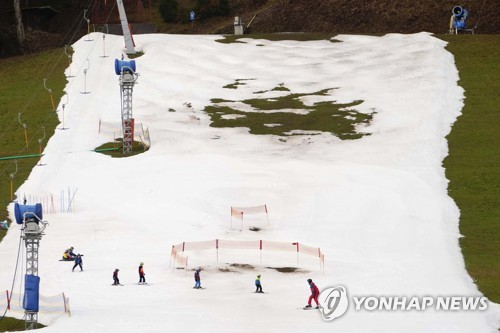 인공눈으로 간신히 만든 독일 알프스의 애잔한 스키 슬로프