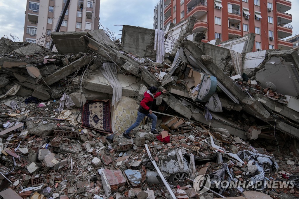 무너진 건물서 생존자 찾는 튀르키예 남성