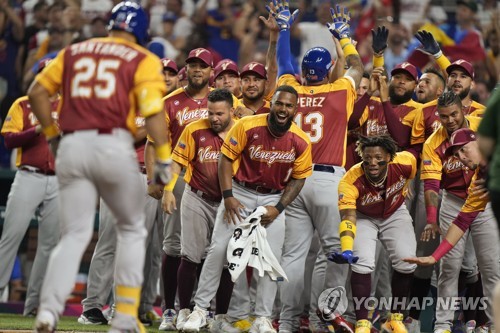 1회 석 점 홈런 친 산탄데르를 환영하는 베네수엘라 선수들 