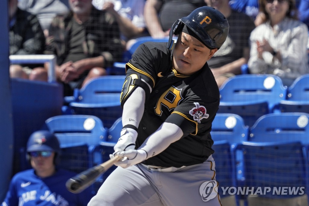 In this Associated Press file photo from March 15, 2023, Choi Ji-man of the Pittsburgh Pirates strikes out against the Toronto Blue Jays during the top of the first inning of a spring training game at TD Ballpark in Dunedin, Florida. (Yonhap)