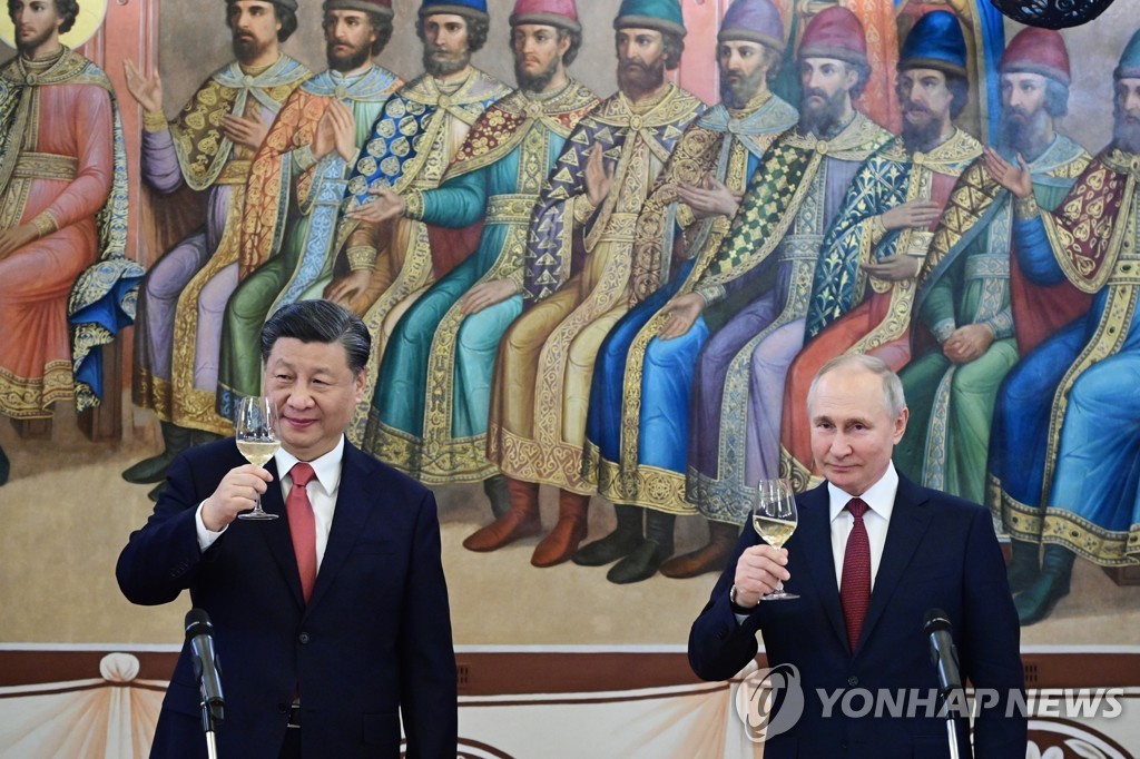건배하는 시진핑 중국 국가주석과 블라디미르 푸틴 러시아 대통령