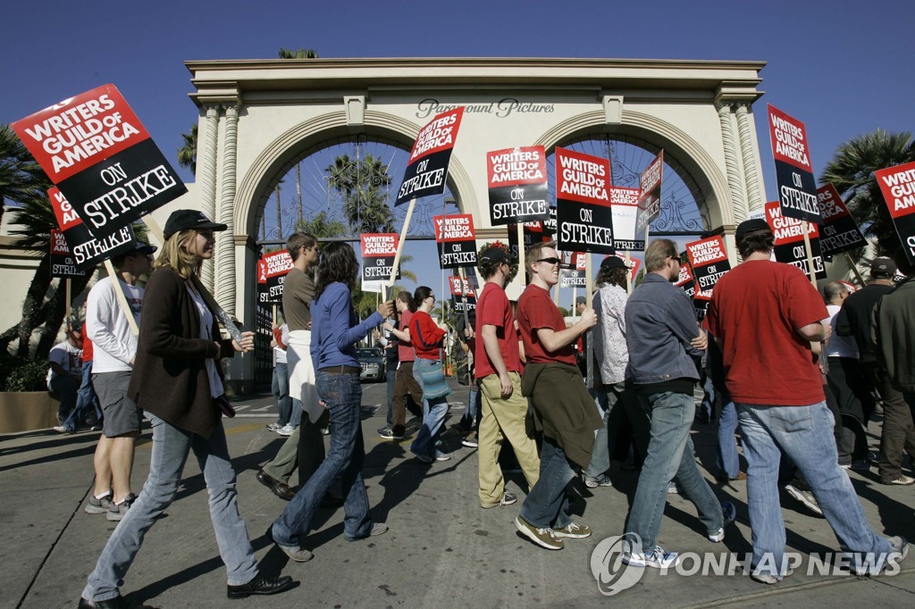 2007년 파업 때 피켓을 들고 거리에 나선 미국 할리우드 작가들