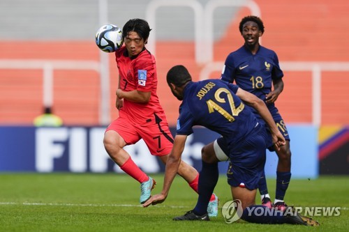 In this Associated Press photo, Kim Yong-hak of South Korea (L) tries to control the ball next to Antoine Joujou of France during a Group F match at the FIFA U-20 World Cup at Estadio Malvinas Argentinas in Mendoza, Argentina, on May 22, 2023. (Yonhap)