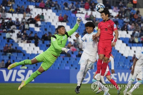 In this Associated Press photo, Choi Seok-hyun of South Korea (R) heads the ball over Javier Arriaga of Honduras (C) during a Group F match at the FIFA U-20 World Cup at Estadio Malvinas Argentinas in Mendoza, Argentina, on May 25, 2023. (Yonhap)