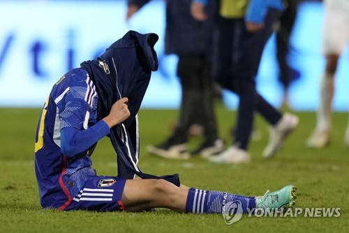 28일 이스라엘에 역전패를 당한 뒤 괴로워하는 일본 선수