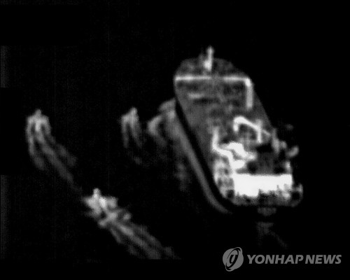 호르무즈 해협 통과하는 상선에 접근하는 이란 고속정