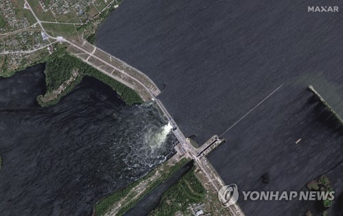 우크라 남부 '대형댐 터져'…홍수·원전손상 등 민간인 재앙 우려