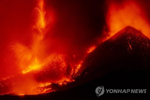 伊 에트나 화산 분화로 인근 카타니아 공항 임시 폐쇄