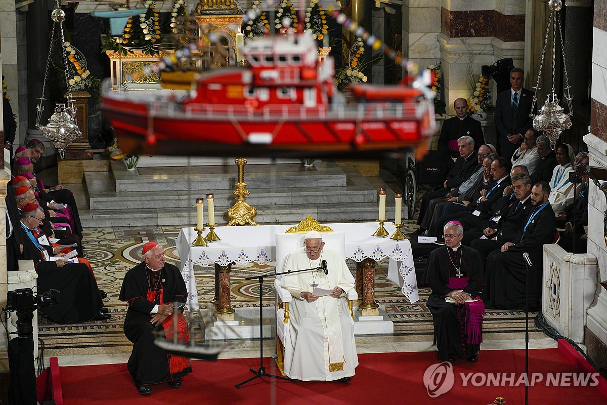 프랑스 찾은 교황의 작심 발언…"난파자 구조는 인류의 의무"
